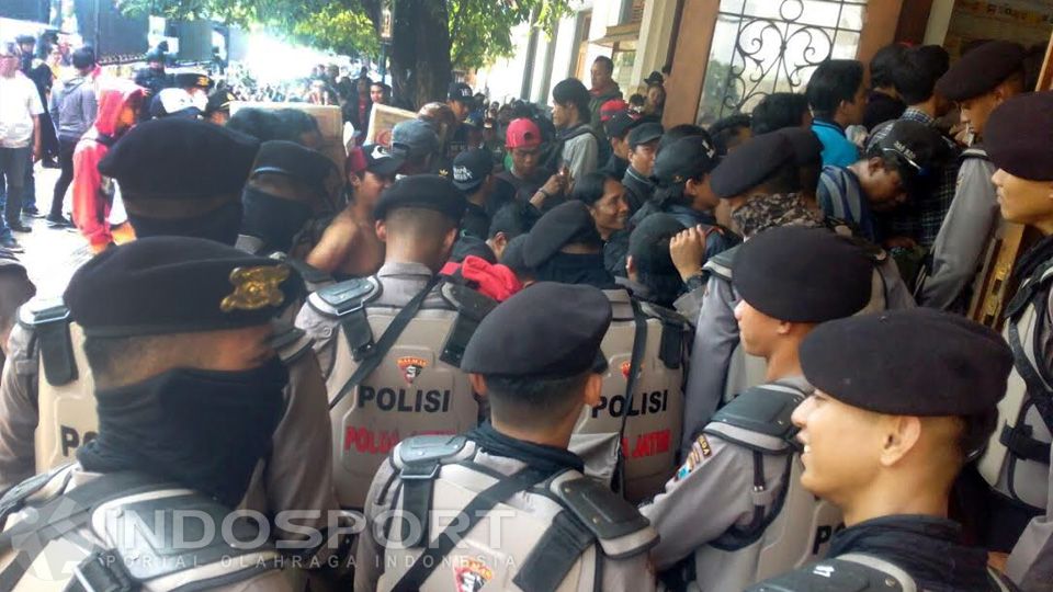 Ratusan kelompok suporter Bonek sudah memadati Stasiun Gubeng, Surabaya, Senin (01/08/16). Copyright: &copy; Kurni/Indosport